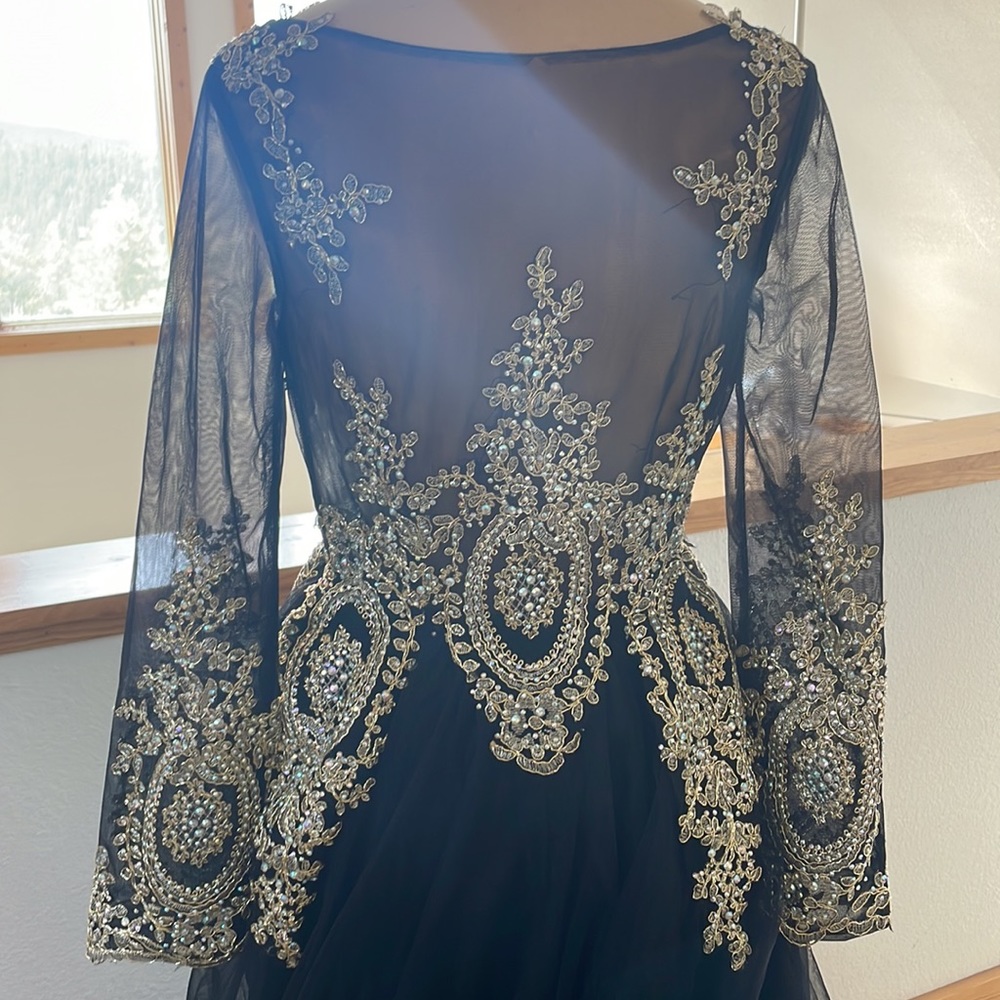 Gorgeous Black Dress 🖤 - Picture 6 of 10